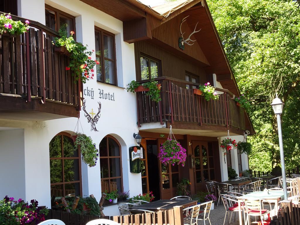 Lovecky Hotel Jivak Loučeň Kültér fotó