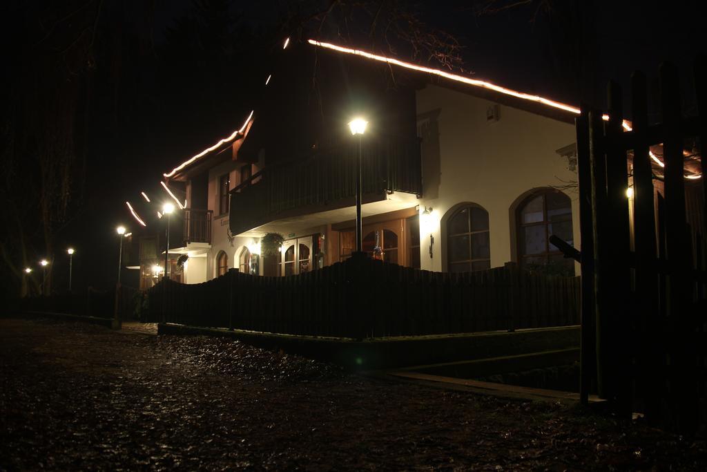 Lovecky Hotel Jivak Loučeň Kültér fotó