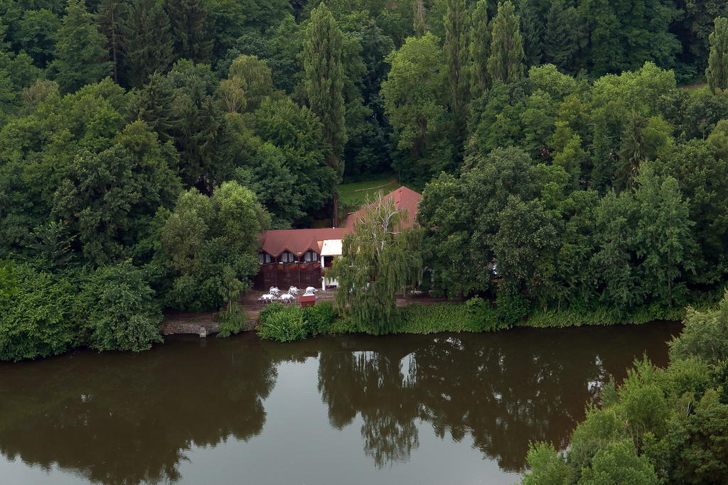 Lovecky Hotel Jivak Loučeň Kültér fotó